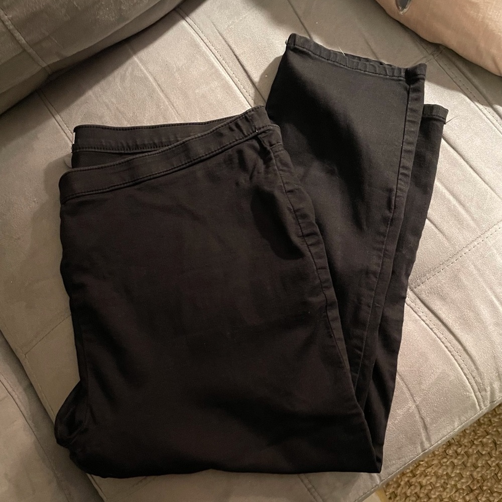Jennifer Lopez black Capri pants